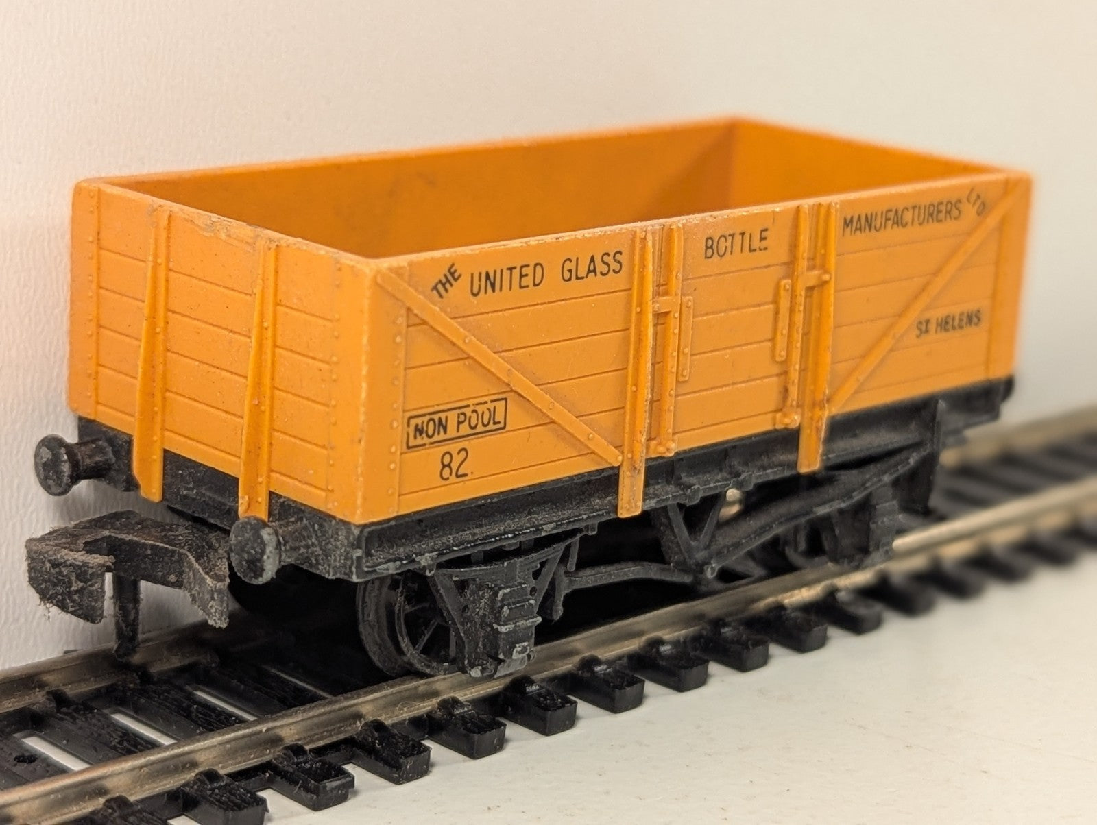 Hornby Dublo United Glass Bottle Manufacturers Wagon OO Gauge - Missing Buffer