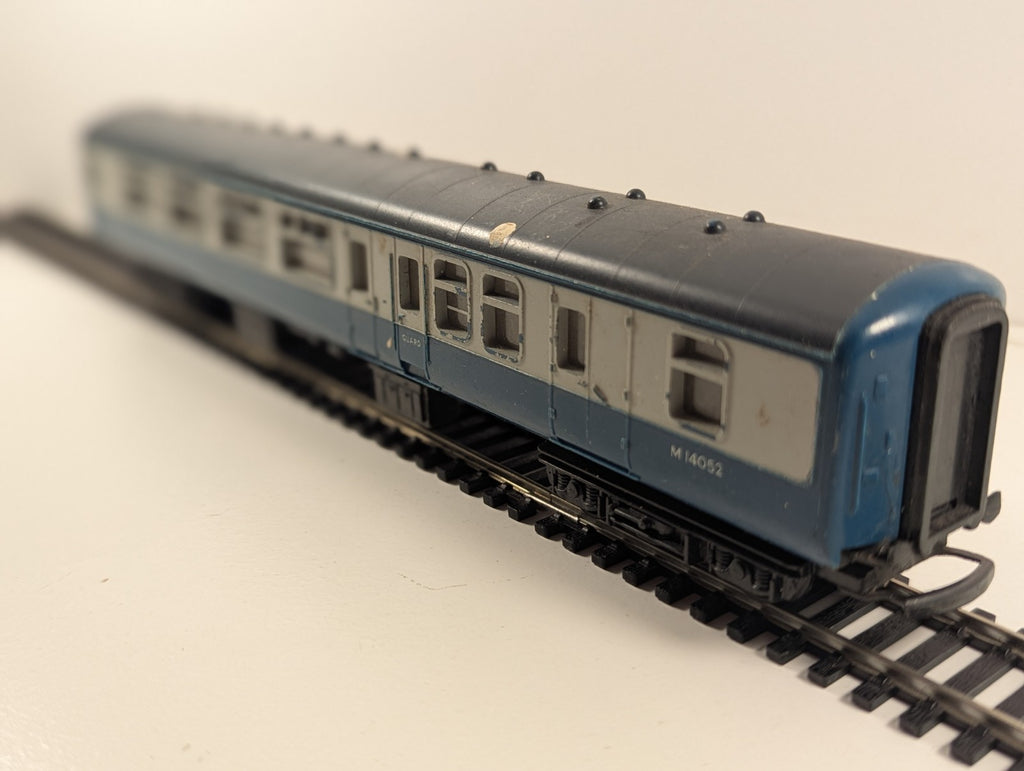 Hornby BR InterCity Mk1 Brake/Corridor Coach M14052 – Needs Deep Clean