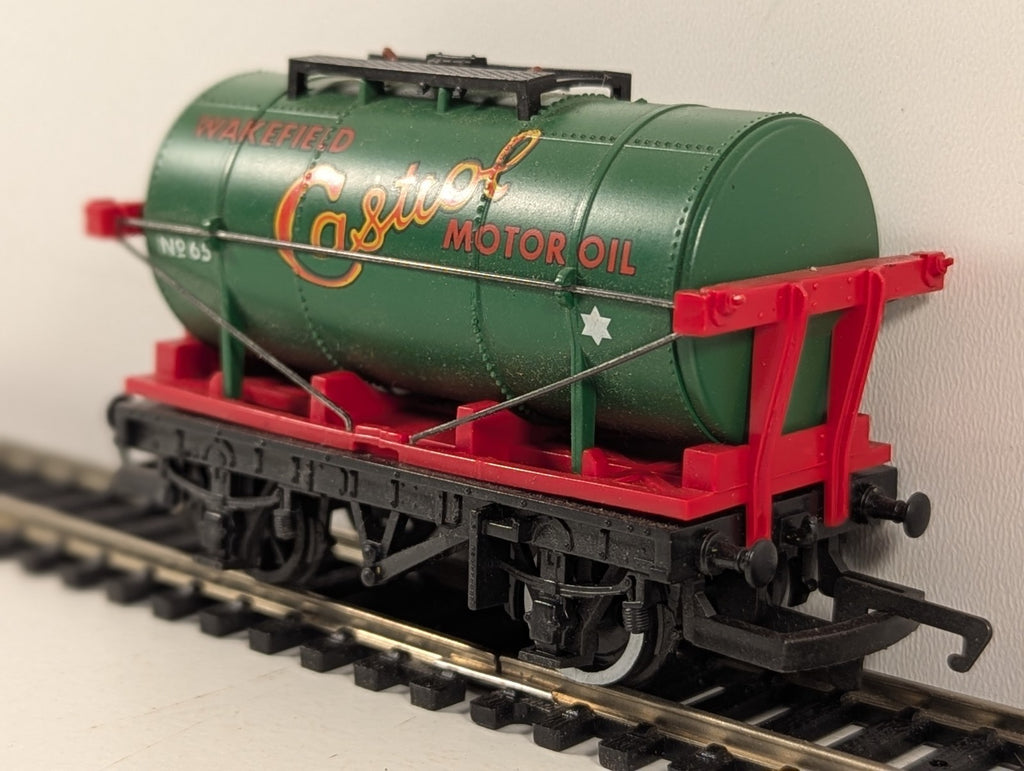 Hornby R127 OO Gauge Green Wakefield Castrol Motor Oil Tank Wagon