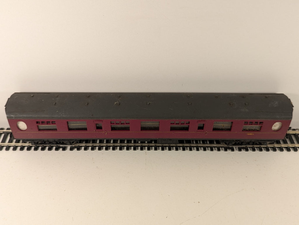 Hornby OO Gauge British Railways Composite Coach BR Maroon