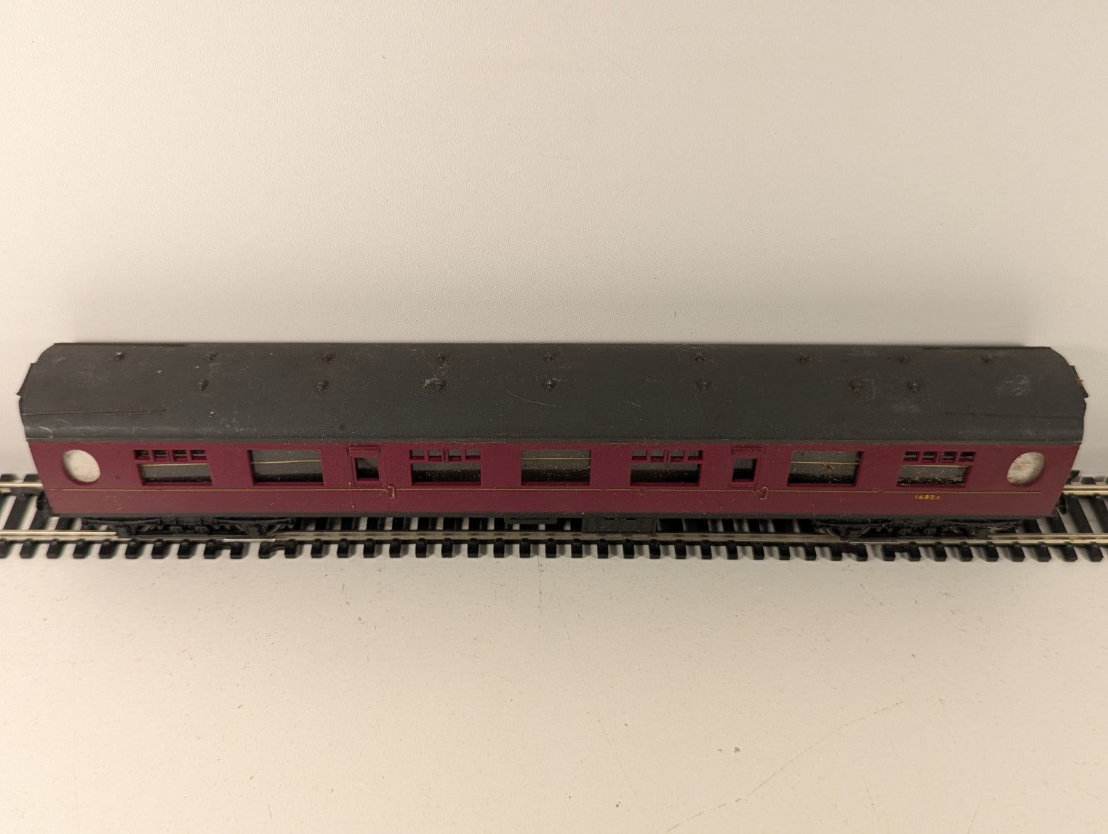 Hornby OO Gauge British Railways Composite Coach BR Maroon