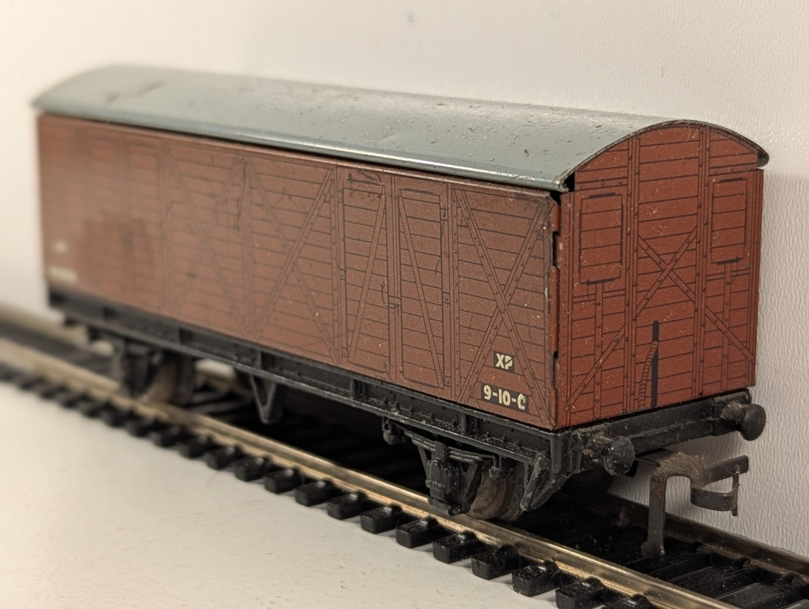Hornby Dublo BR Ventilated Van Bauxite Brown with Grey Roof OO Gauge