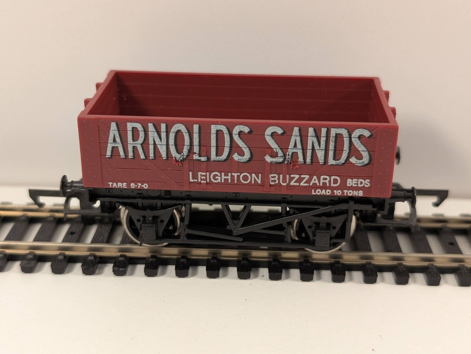 Hornby OO Gauge 5 Plank Wagon – “Arnolds Sands” Livery