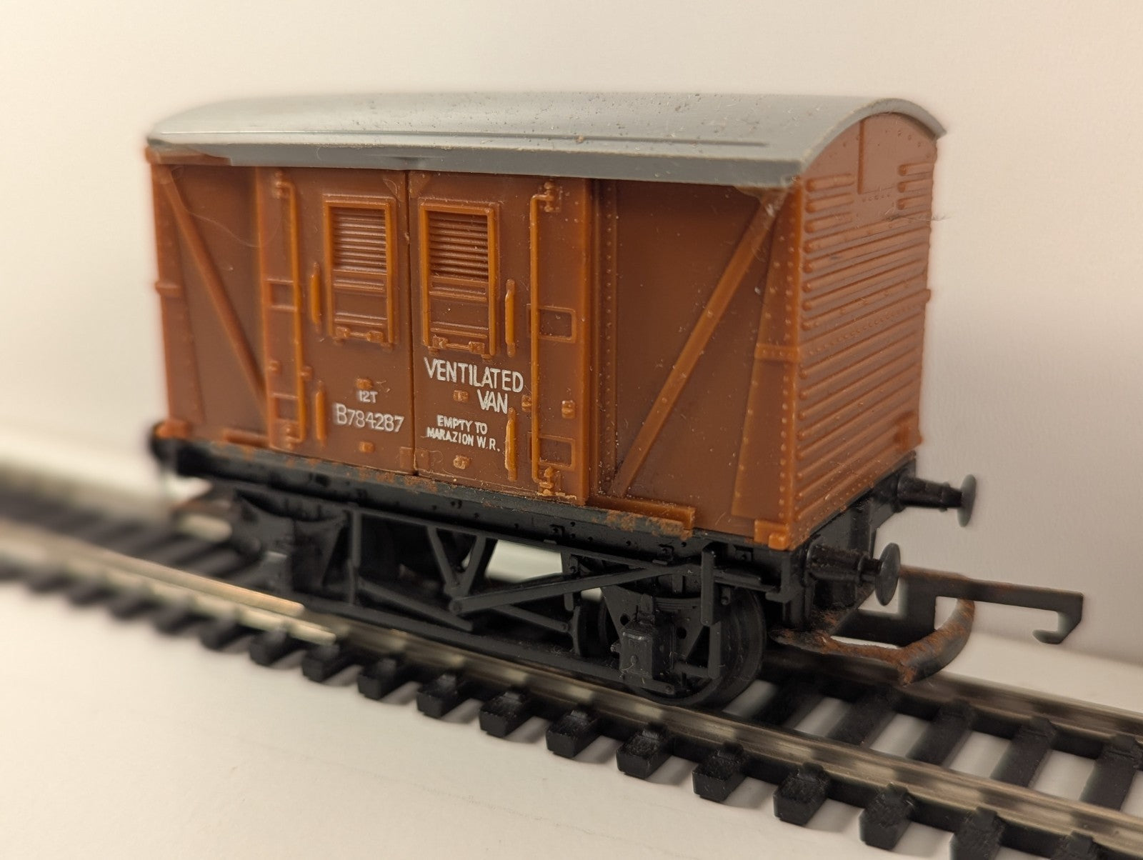 Hornby BR 12T Ventilated Van – B784287 – Some Damage