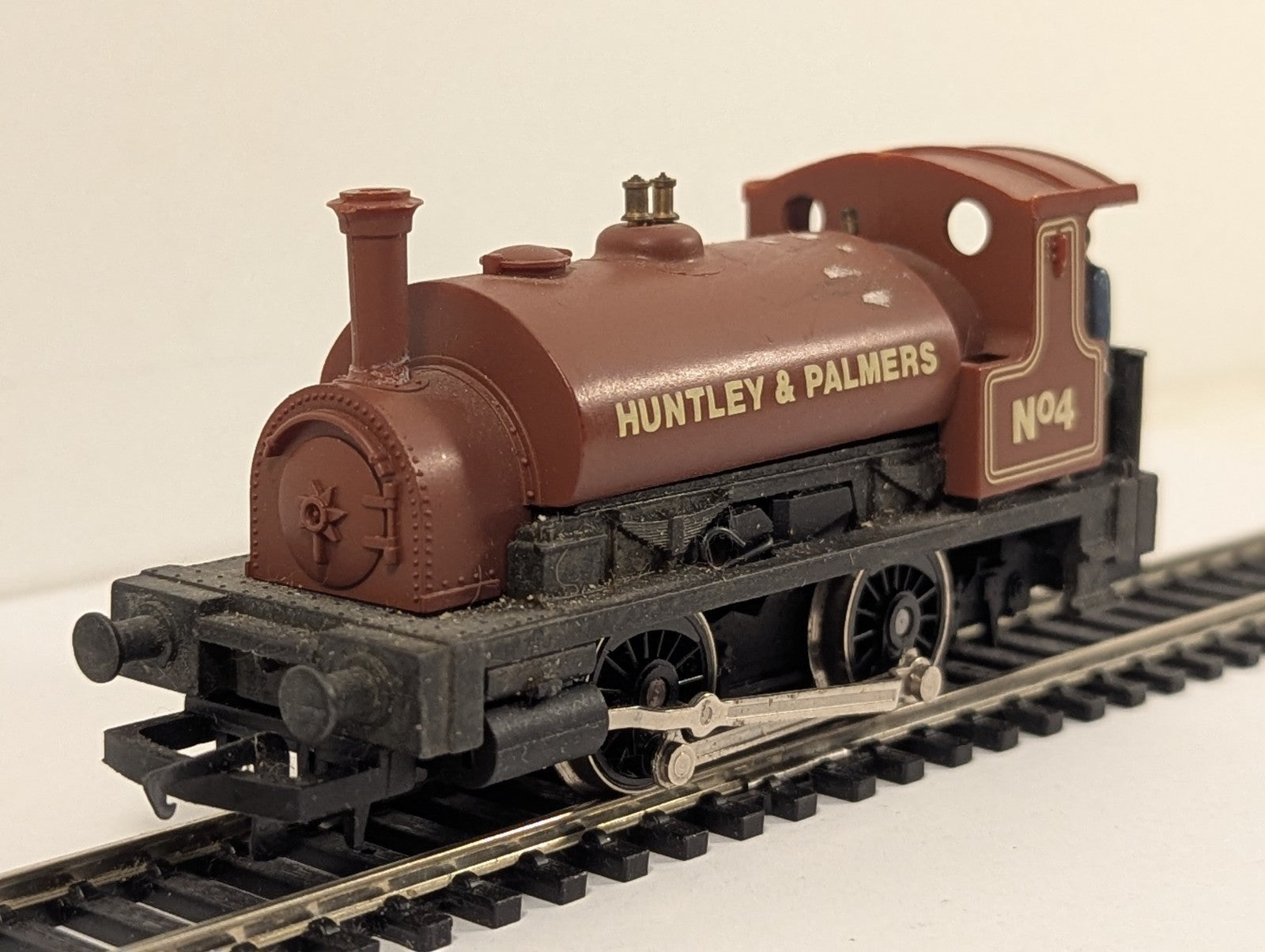 Hornby OO Gauge Holden Class 101 0-4-0ST Locomotive Huntley & Palmer