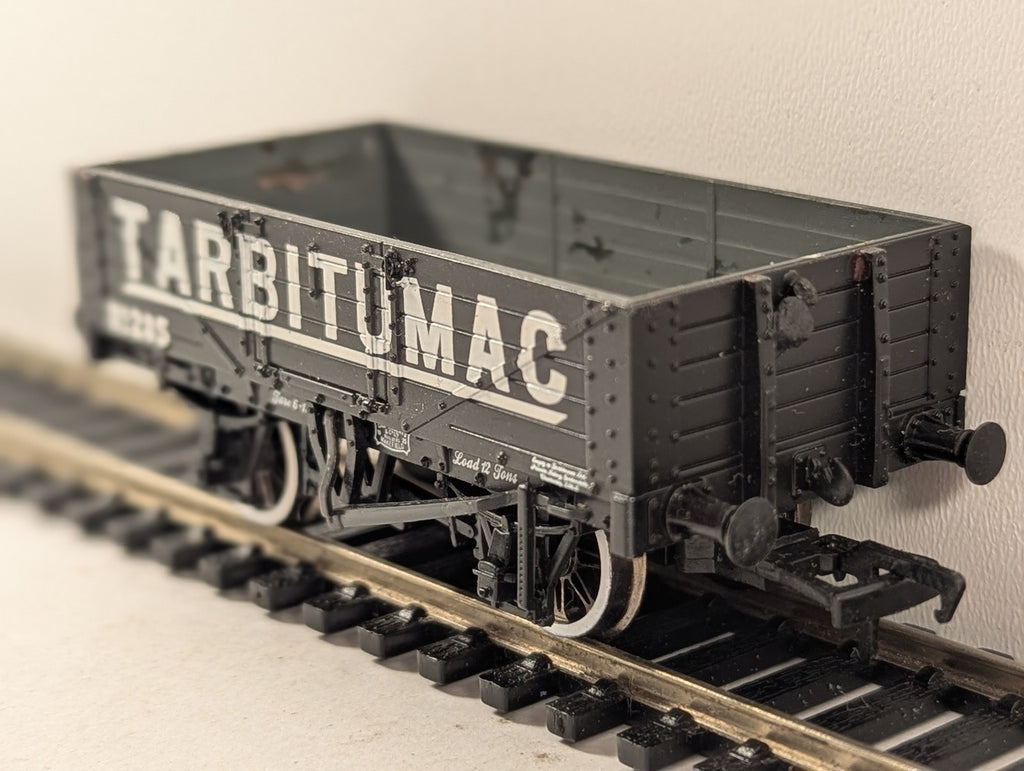 Bachmann OO Gauge 7 Plank Wagon Goods Wagon 285 Tarbitumac Black 37-061