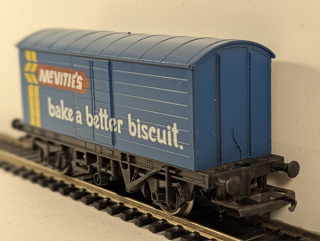 Hornby OO Gauge McVitie's Ventilated Box Van Goods Wagon McVitie's Blue R010