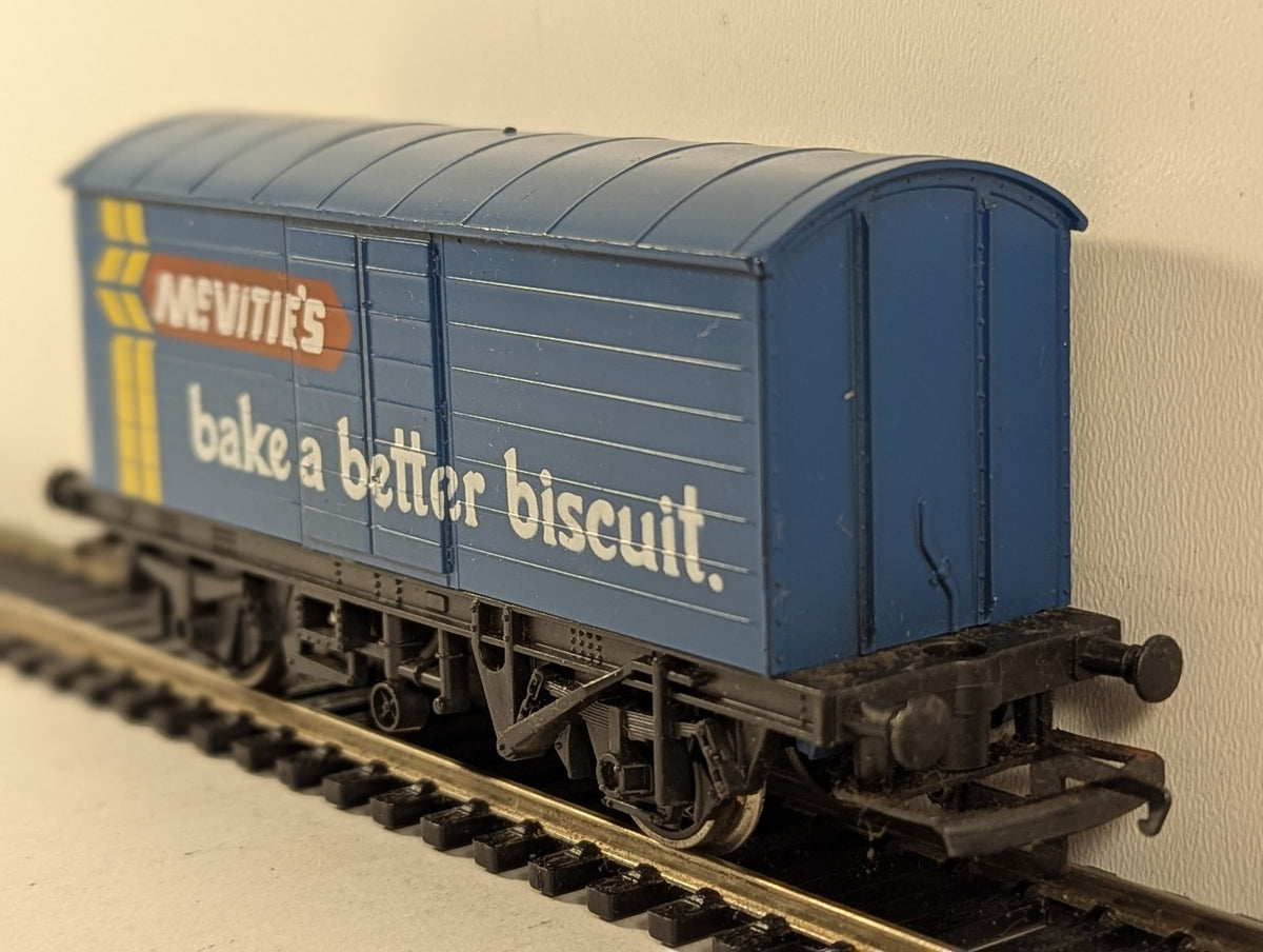 Hornby OO Gauge McVitie's Ventilated Box Van Goods Wagon McVitie's Blue R010