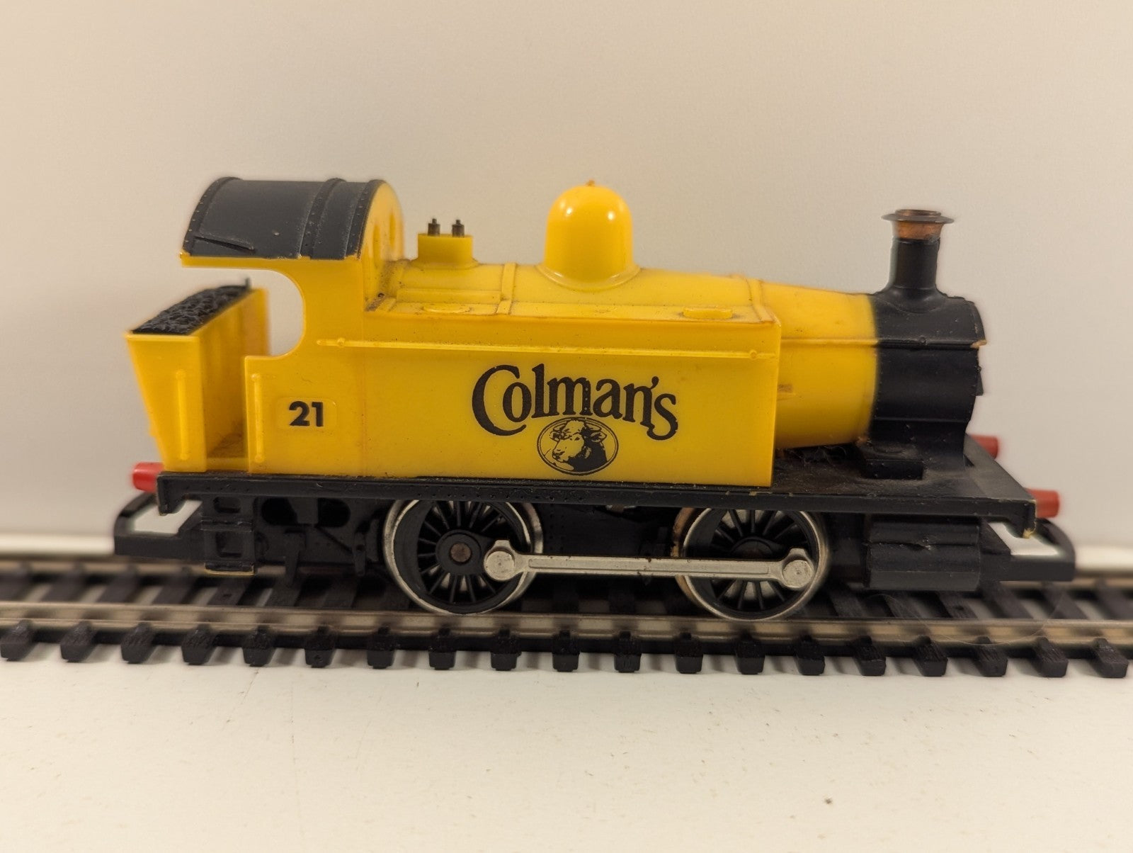 Hornby OO Gauge R155 Holden 0-4-0T “Colman’s Mustard” Yellow Tank Locomotive
