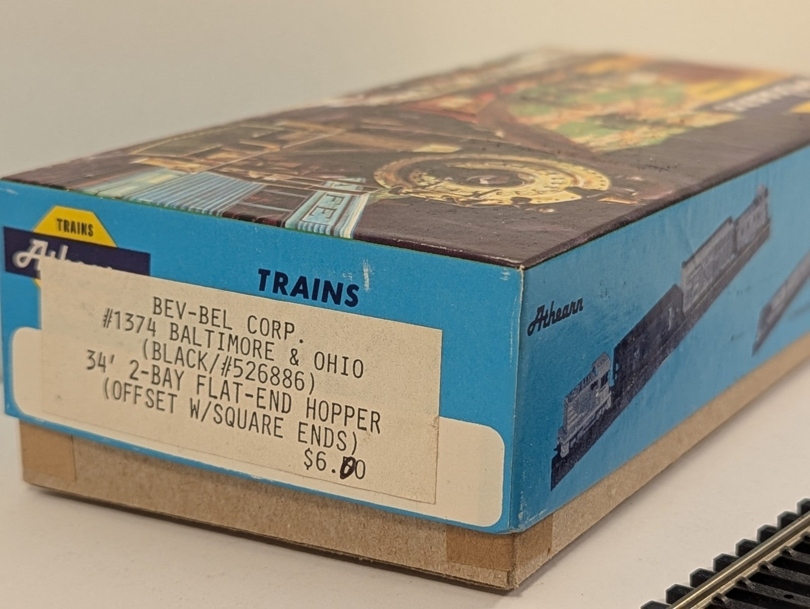 Athearn HO Gauge 34ft 2-Bay Flat-End Hopper (Offset with Square End)