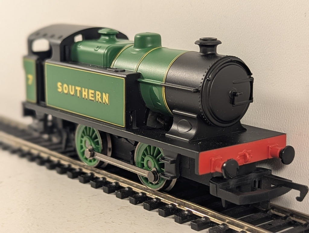 Hornby OO Gauge 0-4-0 Industrial Tank Locomotive 7 Southern R2361
