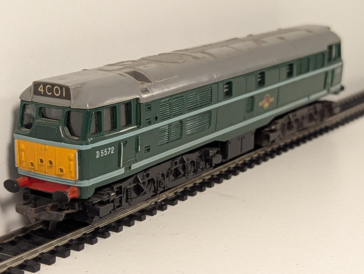 Tri-ang OO Gauge R357 Class 31 D5572 BR Green Diesel Locomotive