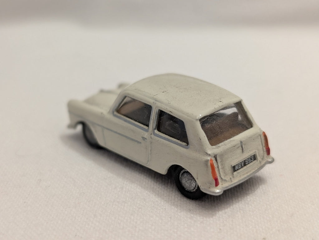 Base-Toys OO Gauge Austin A40 Farina Die-cast Vehicle MBV 953 Off-White