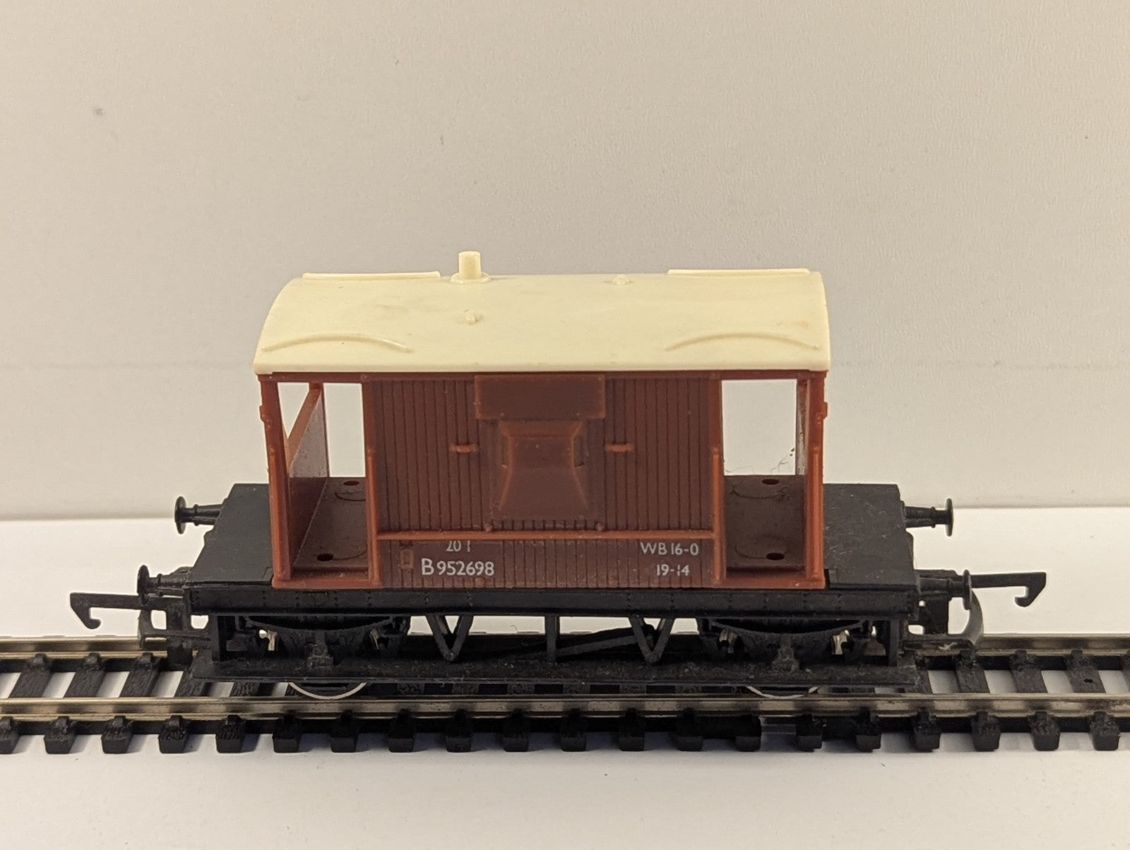 Hornby OO Gauge BR Standard 20T Brake Van B952698