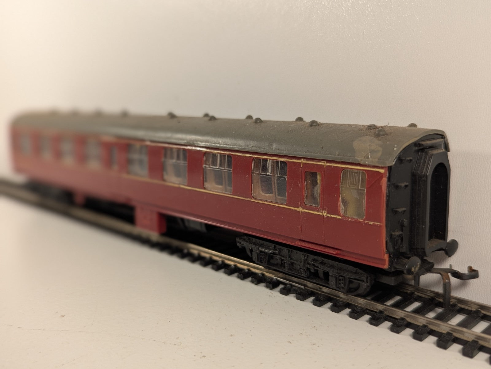 Kitmaster BR Mk1 Maroon Coach Kit Built OO Gauge - Damaged & Missing Coupling