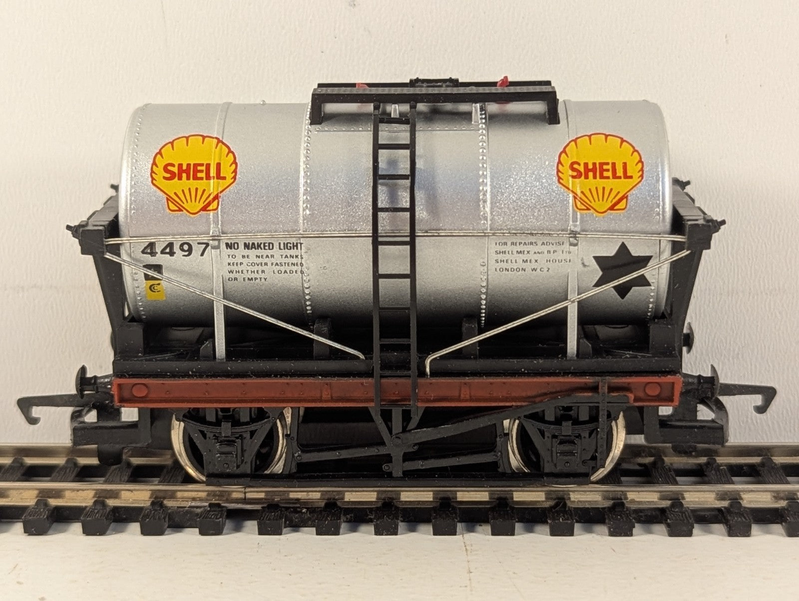 Hornby Railways OO Gauge Shell/BP Tank Wagon 4497 Shell/BP Silver R.245