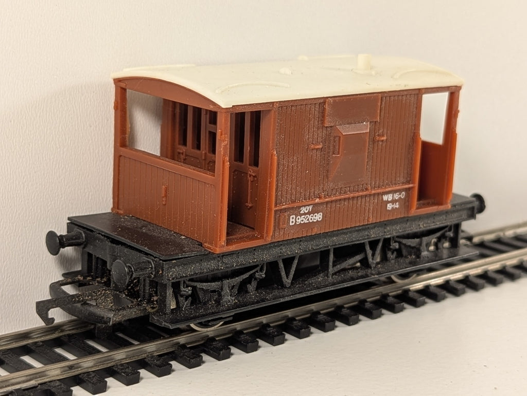 Hornby 20T Brake Van – Brown with Cream Roof – OO Gauge