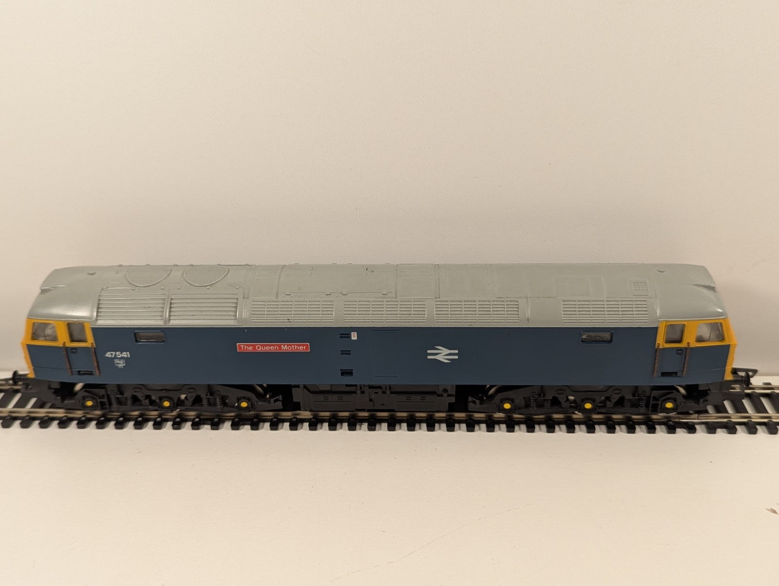 Hornby R319 OO Gauge Class 47 No. 47541 “The Queen Mother”