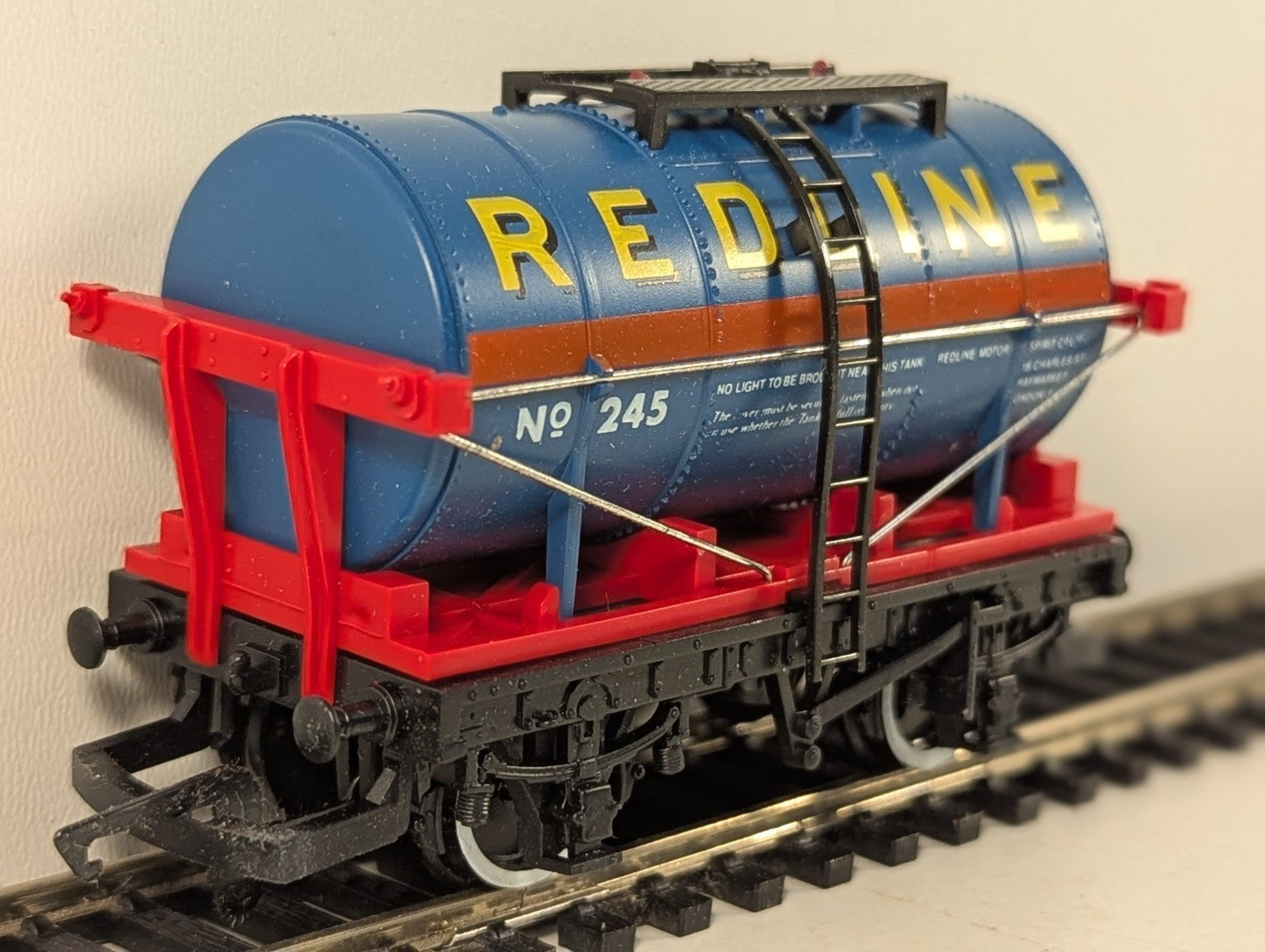 Hornby OO Gauge Redline Tank Wagon 245 R.129