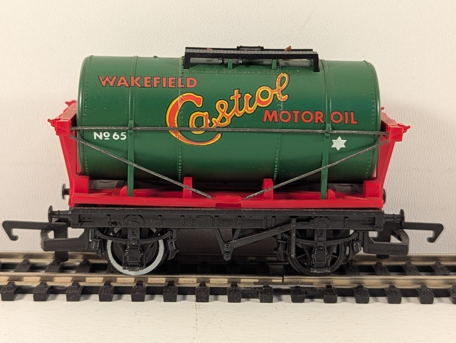 Hornby R127 OO Gauge Green Wakefield Castrol Motor Oil Tank Wagon