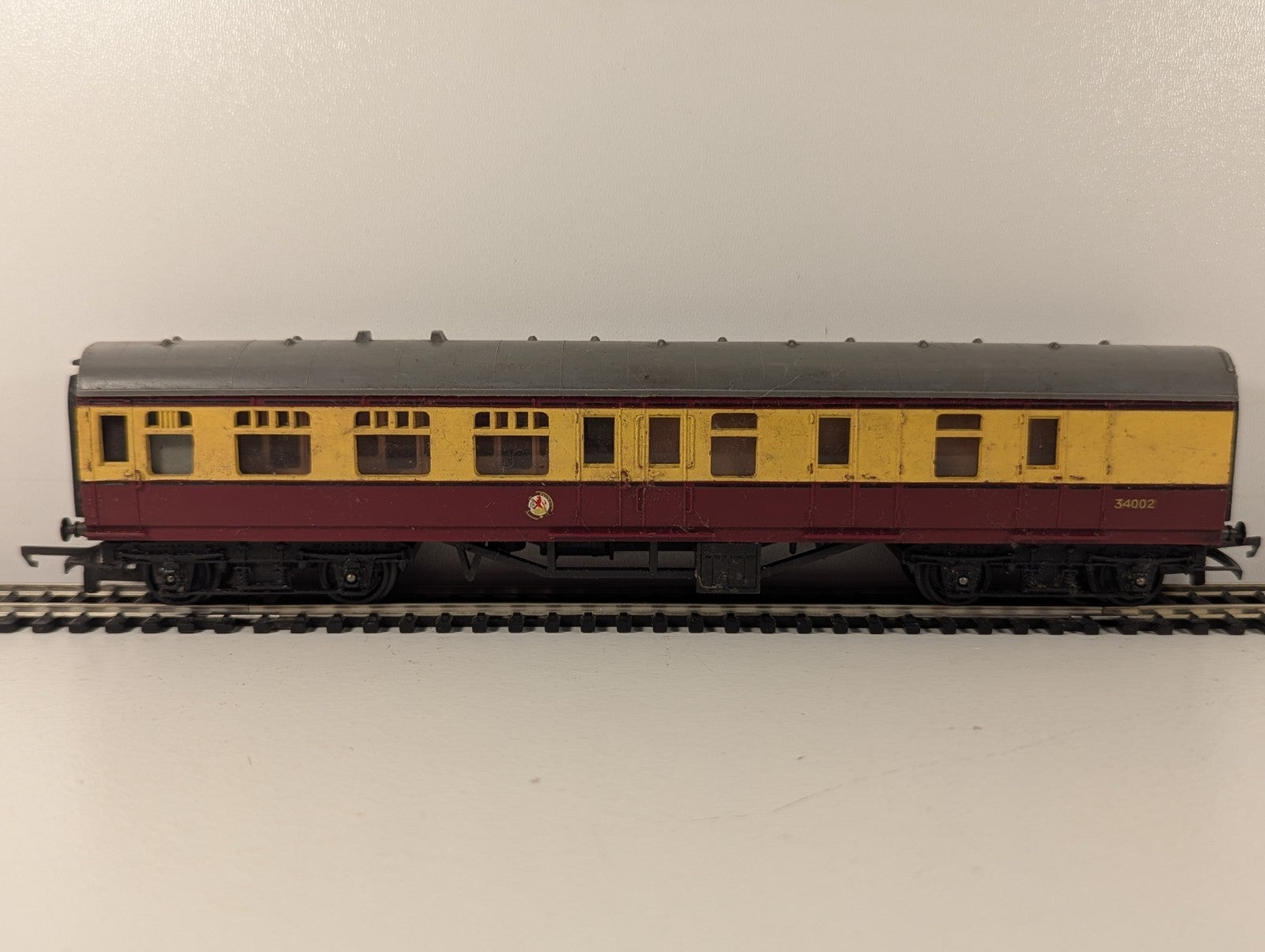 Tri-ang R28 OO Gauge BR Mk1 Brake 2nd Coach Crimson & Cream