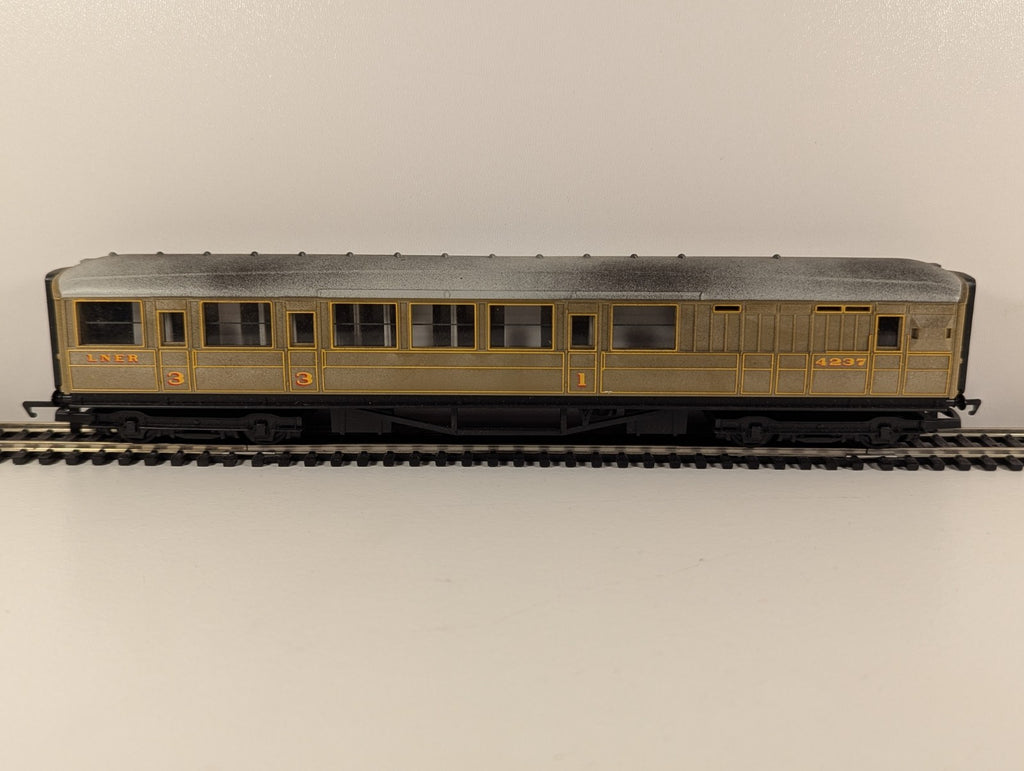 Hornby R4333 RailRoad OO Gauge LNER Teak Brake Composite Coach – No. 4237