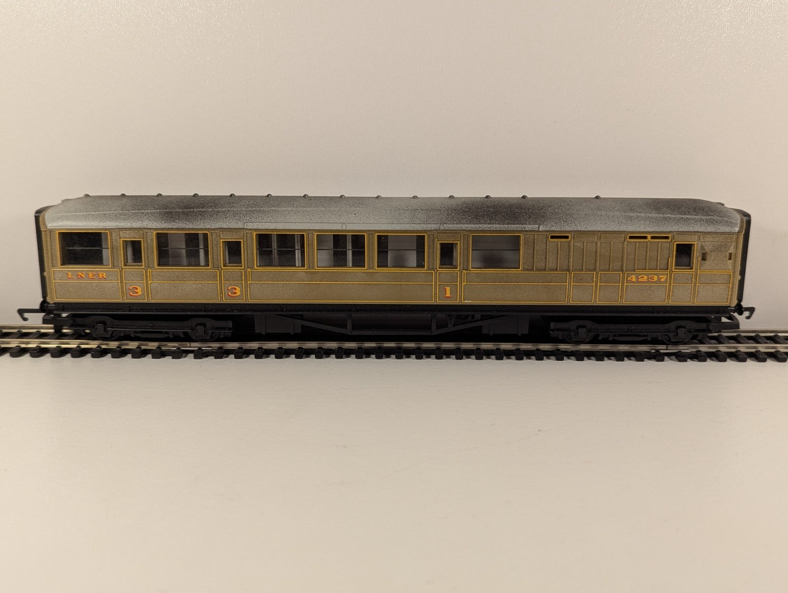 Hornby R4333 RailRoad OO Gauge LNER Teak Brake Composite Coach – No. 4237