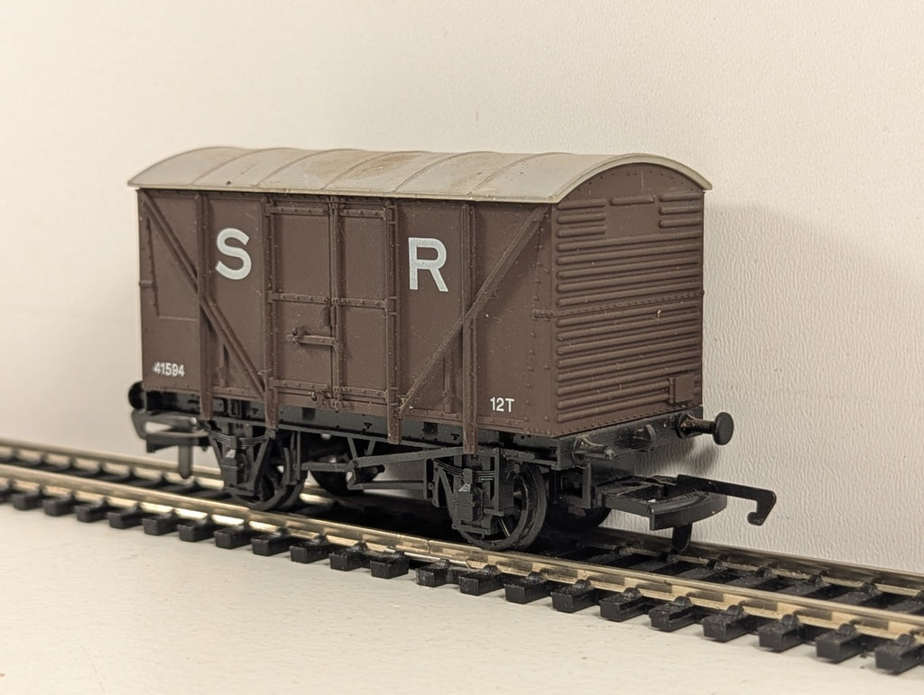 Dapol OO Gauge Southern Railway 12 Ton Van SR - Wrong Box