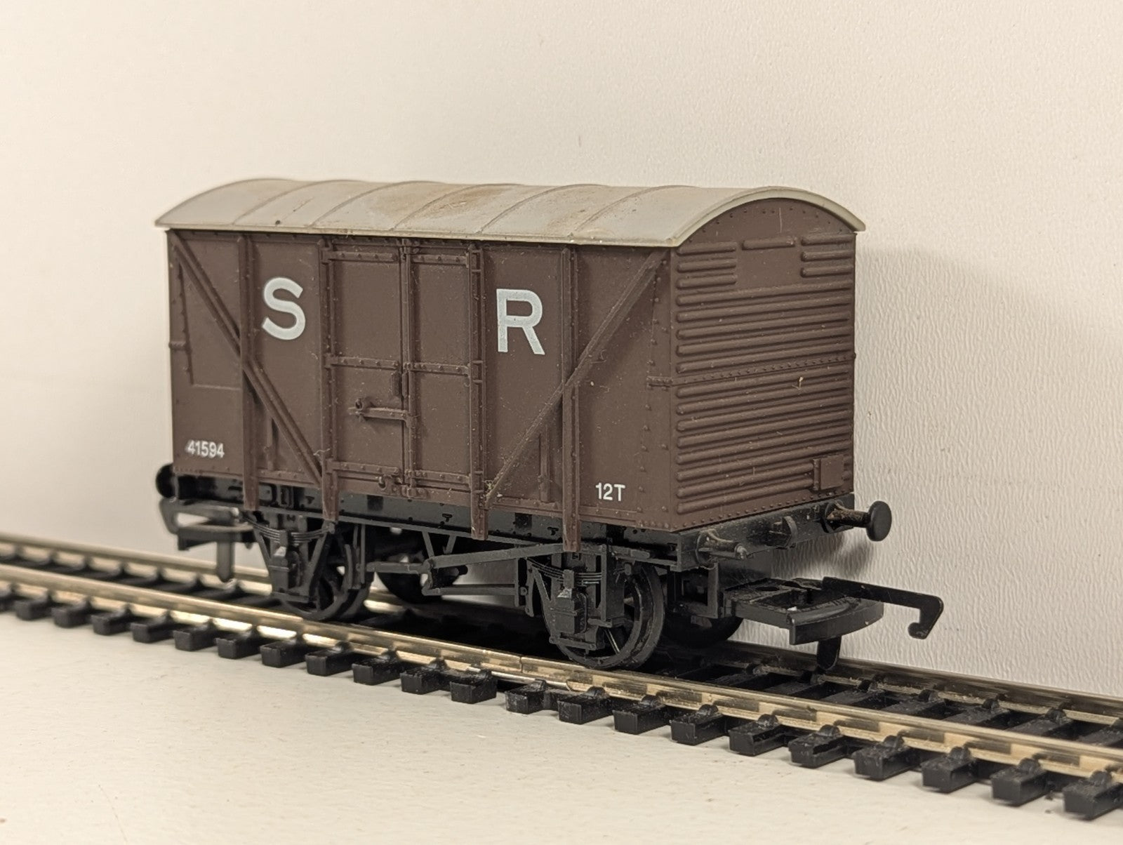 Dapol OO Gauge Southern Railway 12 Ton Van SR - Wrong Box