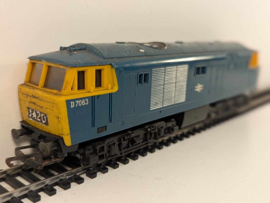 Tri-ang Hornby R758 OO Gauge Class 35 Hymek BR Blue Poor Runner