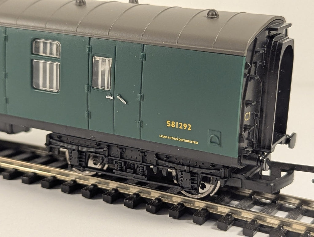 Hornby OO Gauge BR MkI Parcels Coach S81292 BR Southern Region Green R4116A