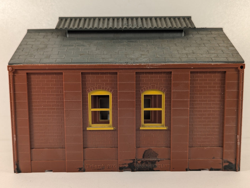 Tri-ang OO Gauge Engine Shed R76