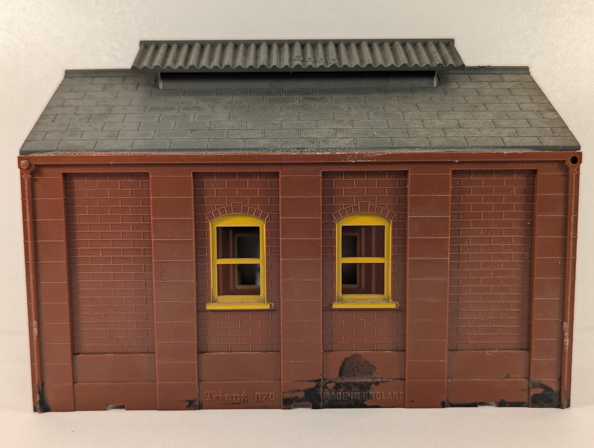 Tri-ang OO Gauge Engine Shed R76