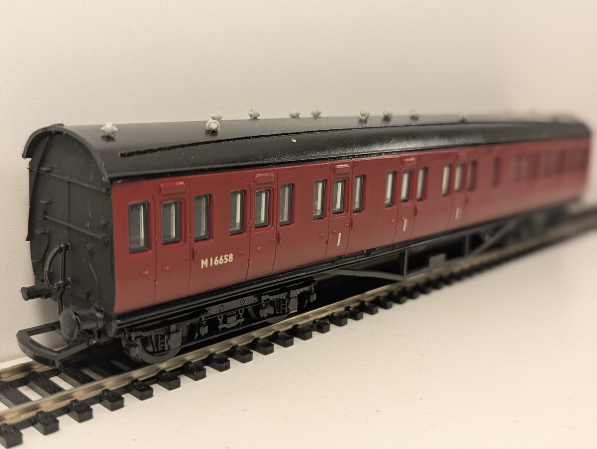 Dapol OO Gauge Stanier 57ft Brake Third M16658 BR Carmine – Lights