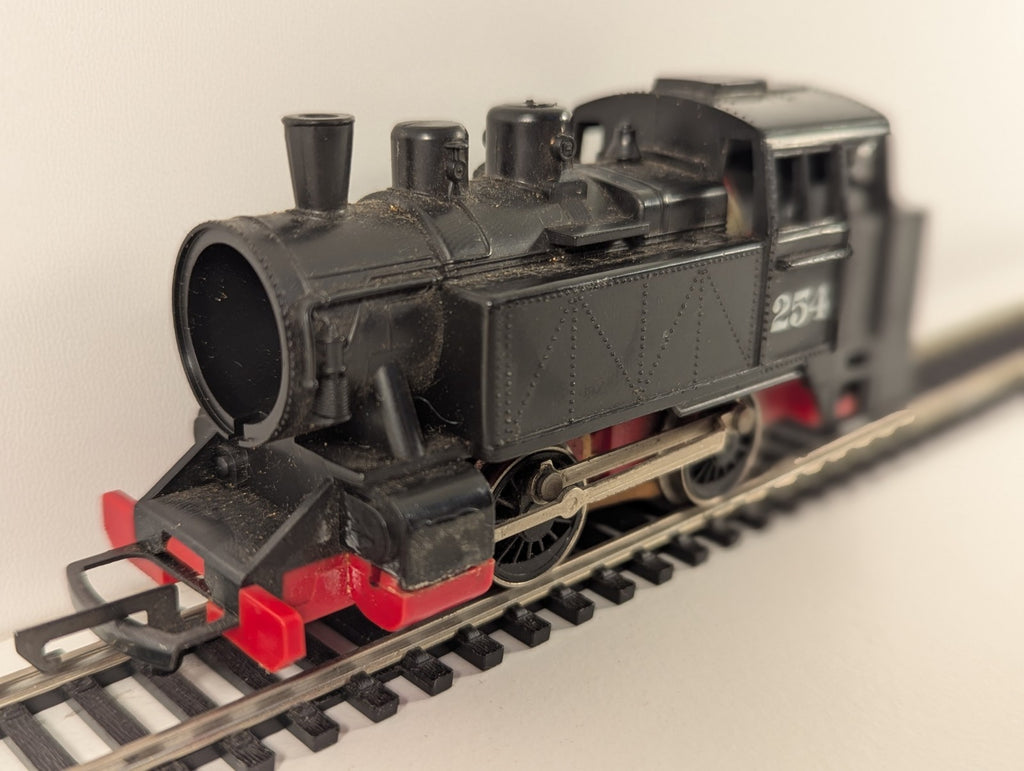 Hornby R254 – International 0-4-0T Tank Locomotive (OO Gauge, Missing Smokebox)