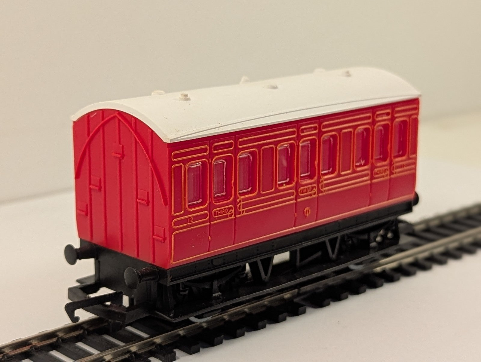 Hornby OO Gauge Compartment Red 4-Wheel Composite Coach Passenger Coach 12