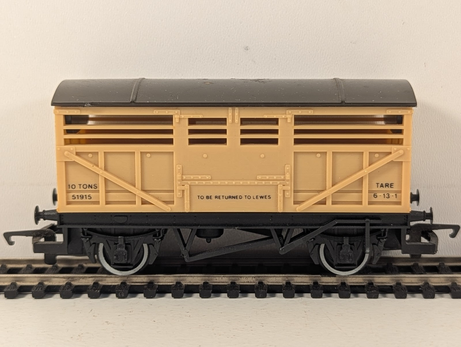 Hornby R013 SR 10 Ton Cattle Wagon 'To Be Returned To Lewes'