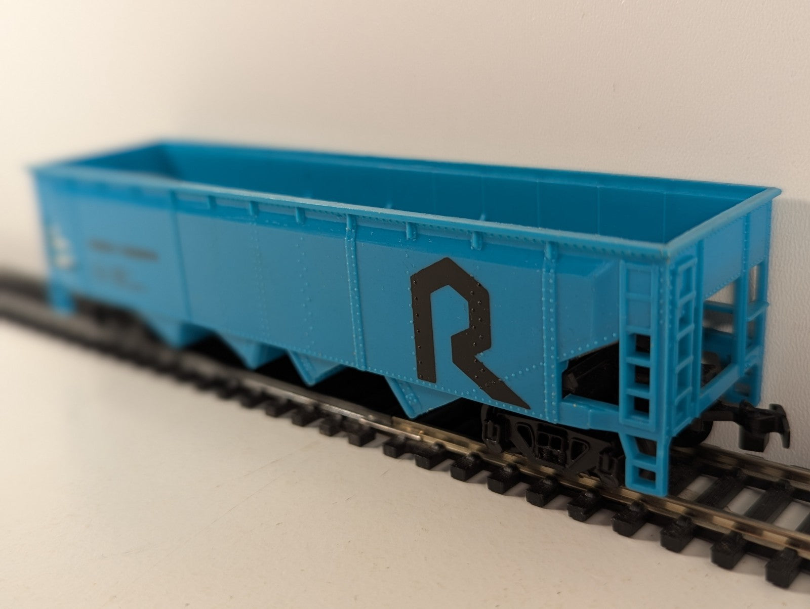 Bachmann HO Gauge "The Rock" Quad Hopper Wagon