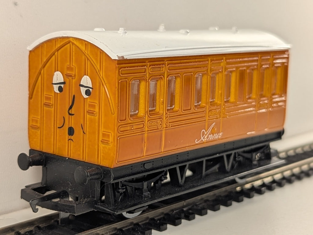 Hornby Thomas & Friends Annie Coach