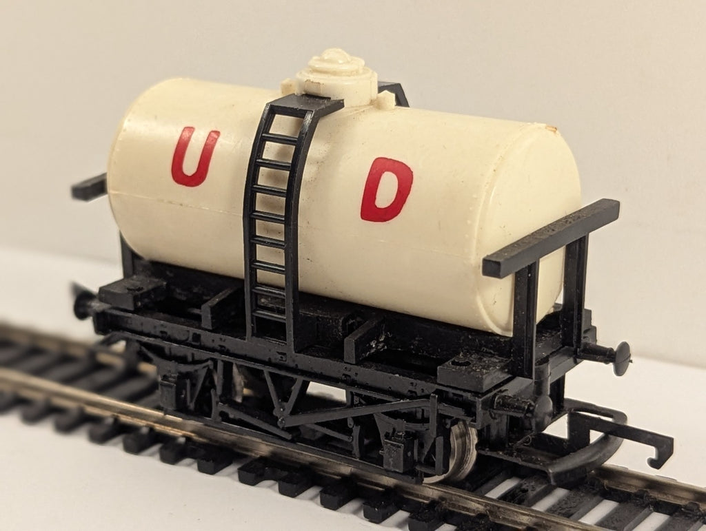 Tri-ang OO Gauge R125 United Dairies UD Milk Tank Wagon