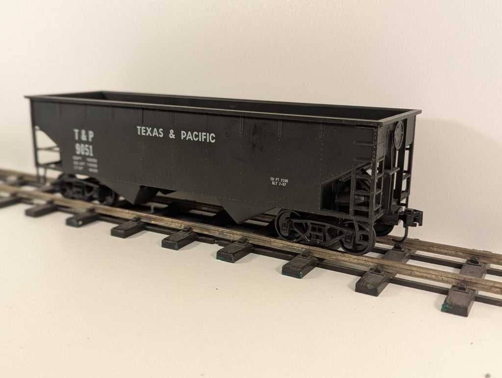 AHM Texas & Pacific (T&P) 2-Bay Hopper Car – No. 9051 – O Gauge