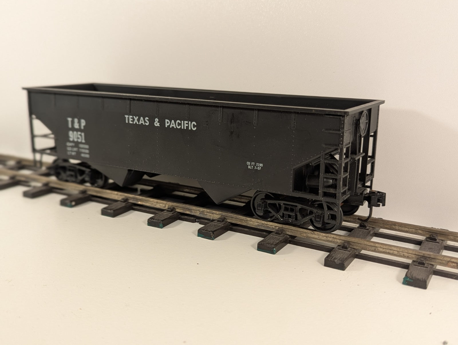 AHM Texas & Pacific (T&P) 2-Bay Hopper Car – No. 9051 – O Gauge