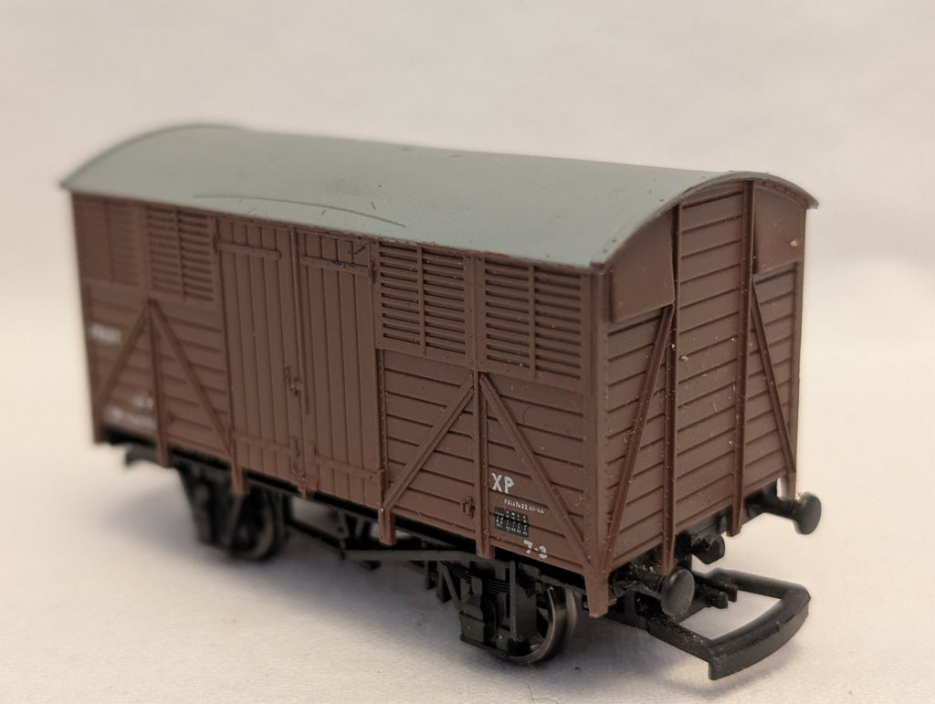 Hornby OO Gauge 12T Fruit Van Goods Wagon W134251 BR Bauxite R142