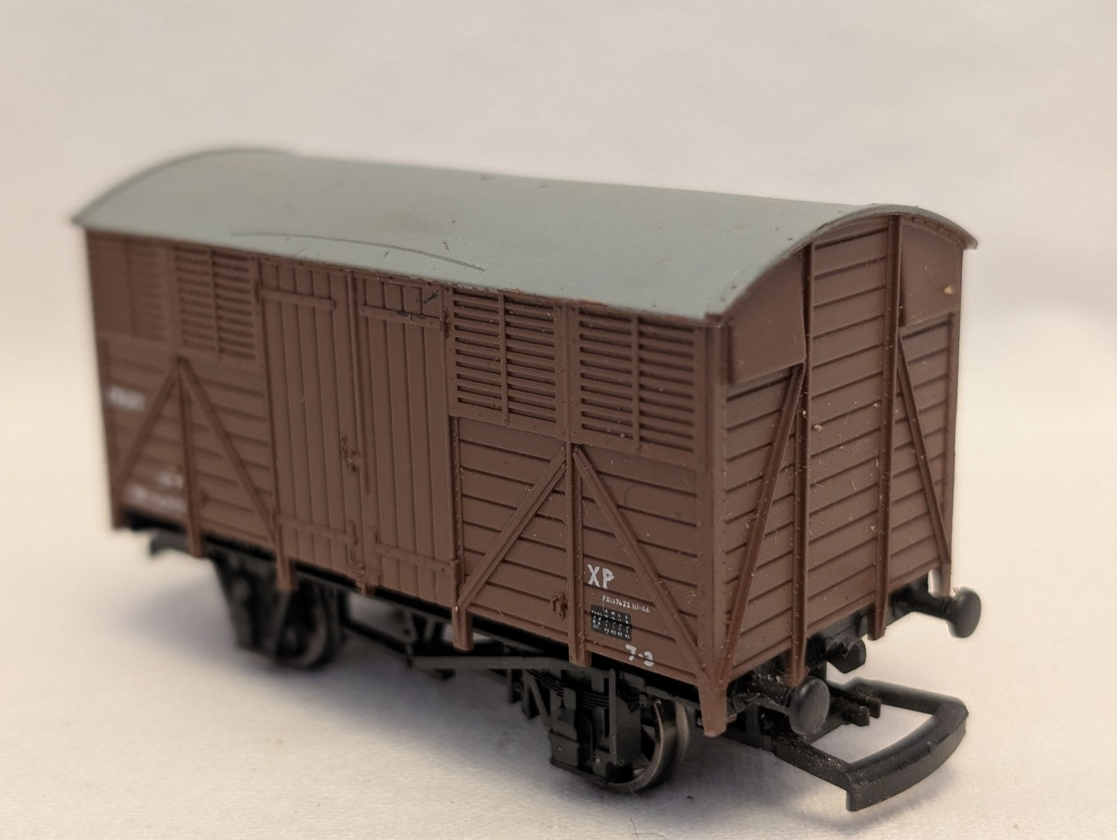 Hornby OO Gauge 12T Fruit Van Goods Wagon W134251 BR Bauxite R142