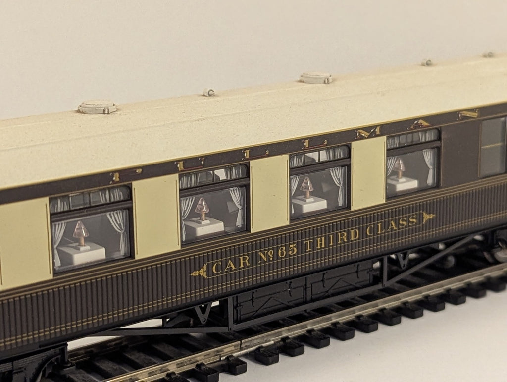 Hornby OO Gauge Pullman Third Class Brake Car No. 65 Passenger Coach - Lights Up