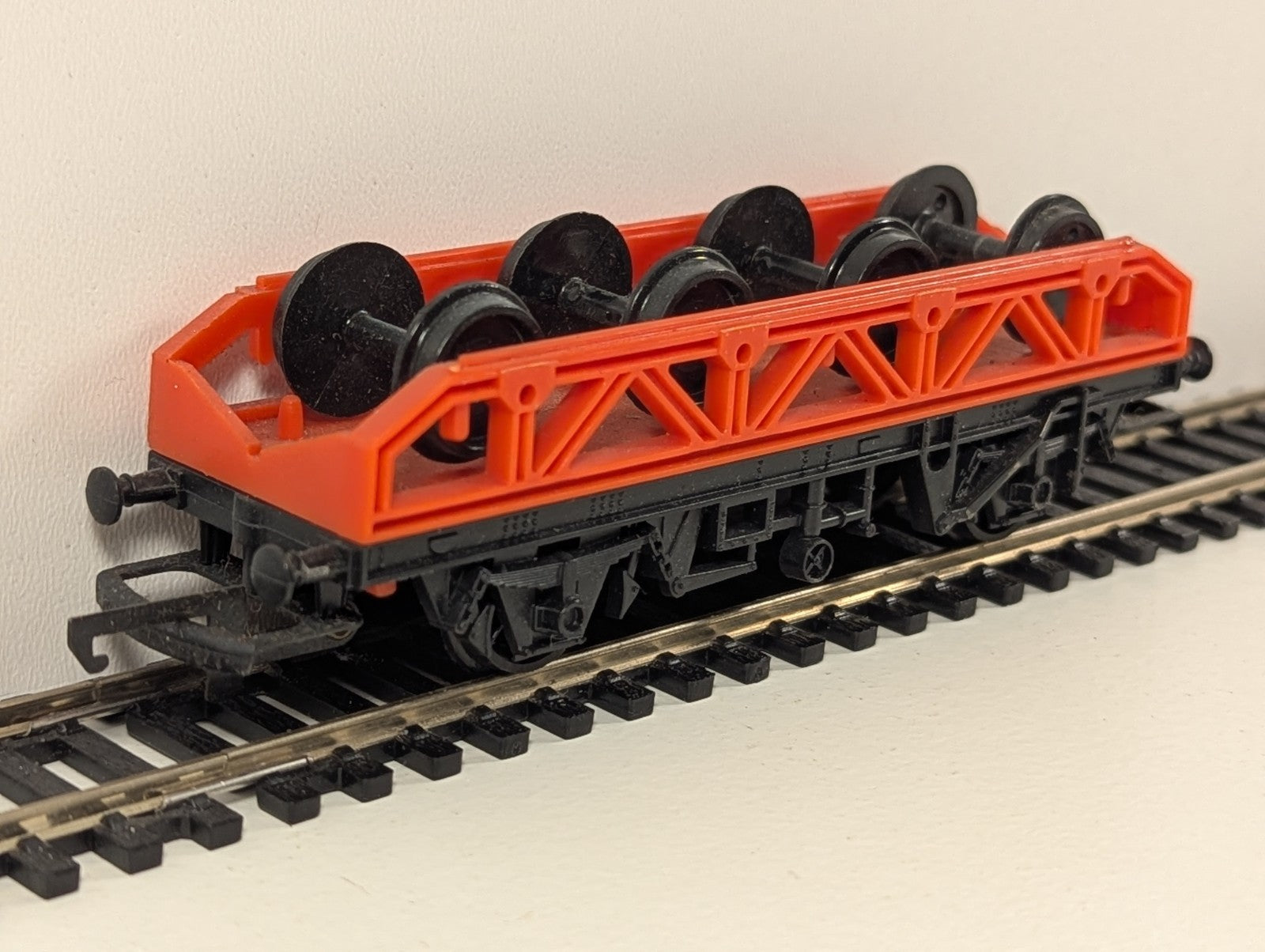 Hornby R131 OO Gauge Flat Wagon with Wheel Load