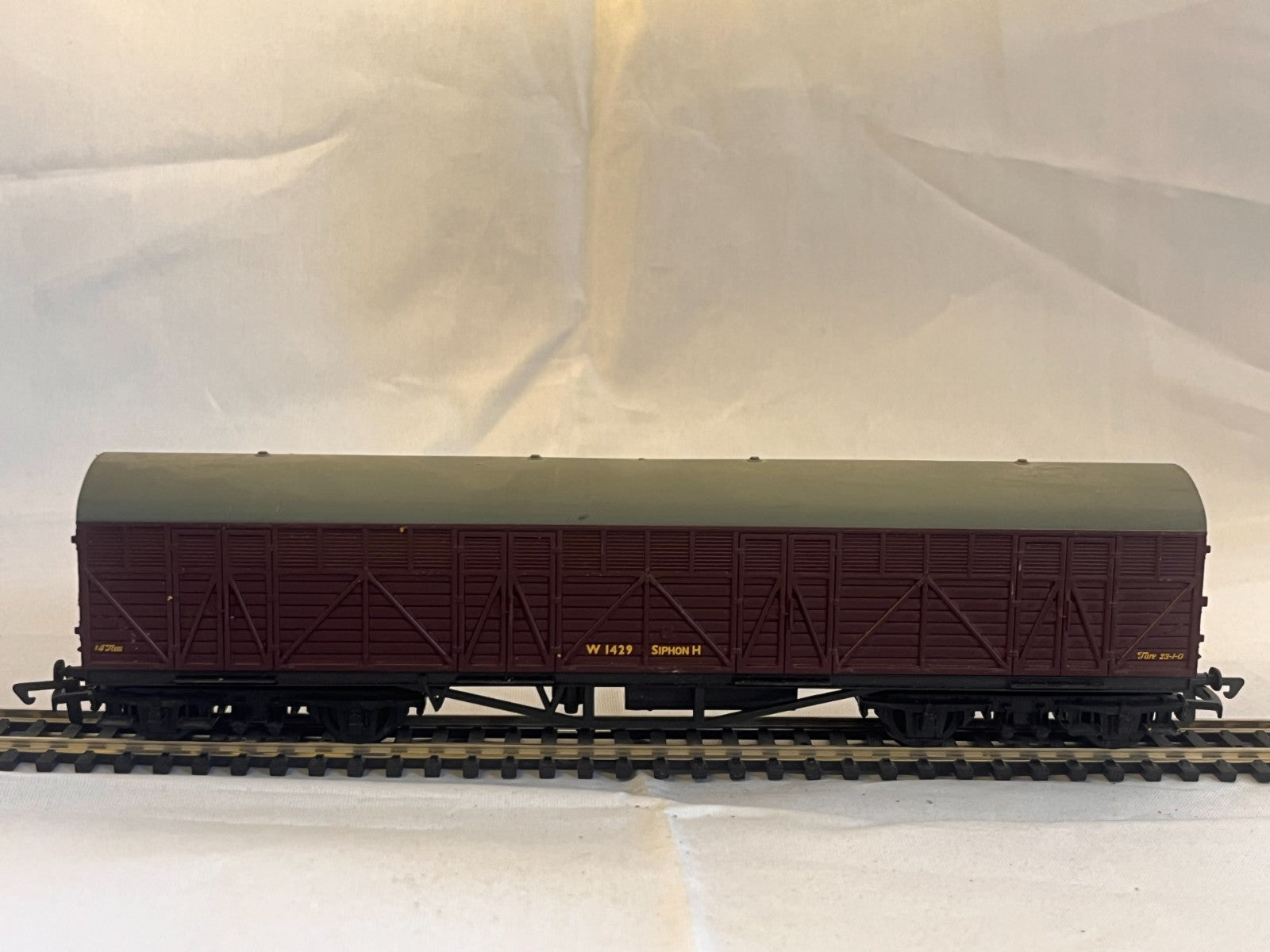 Dapol OO Gauge BR Maroon Siphon H Bogie Van