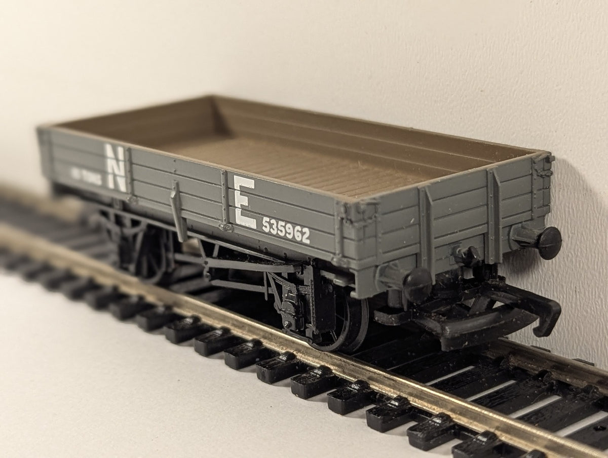 Mainline OO Gauge 3 Plank Wagon Goods Wagon 535962 NE Grey 937379