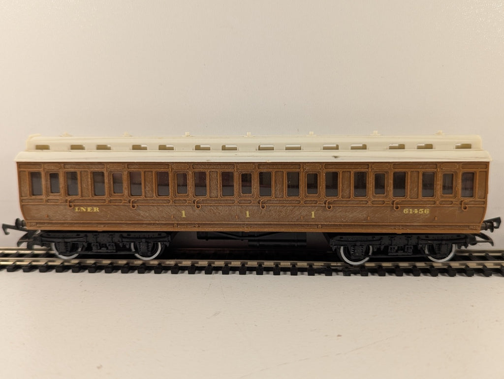 Hornby R332 OO Gauge First Class Clerestory Composite Coach
