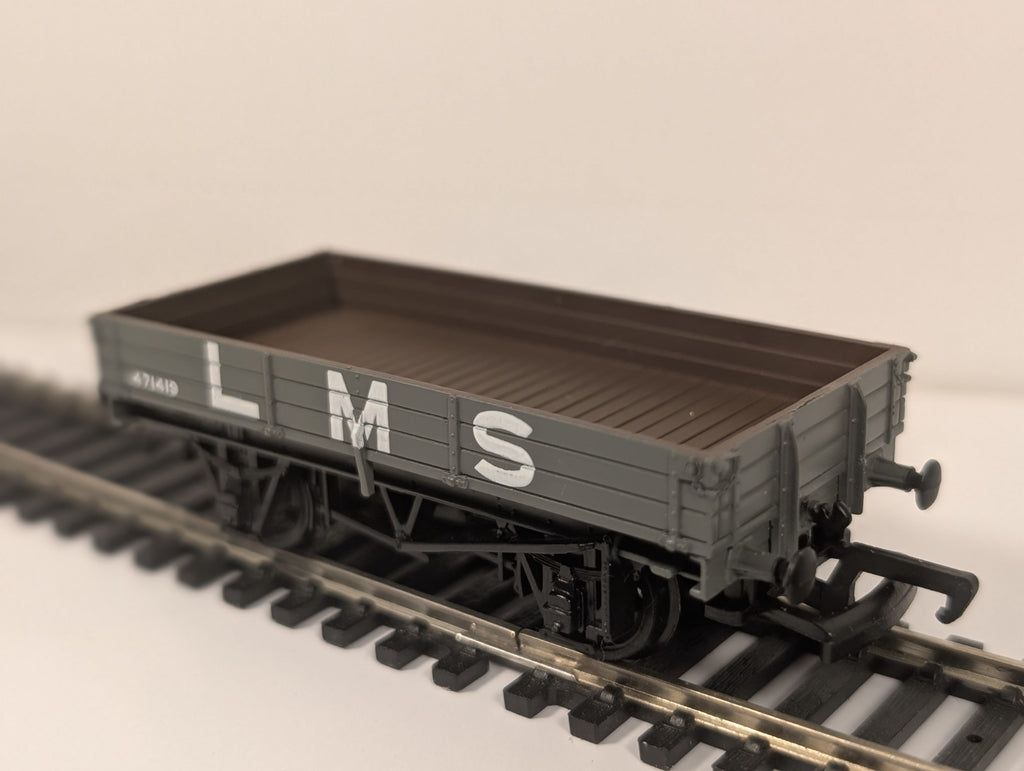 Mainline 37419 OO Gauge 3 Plank Wagon LMS Grey 471419